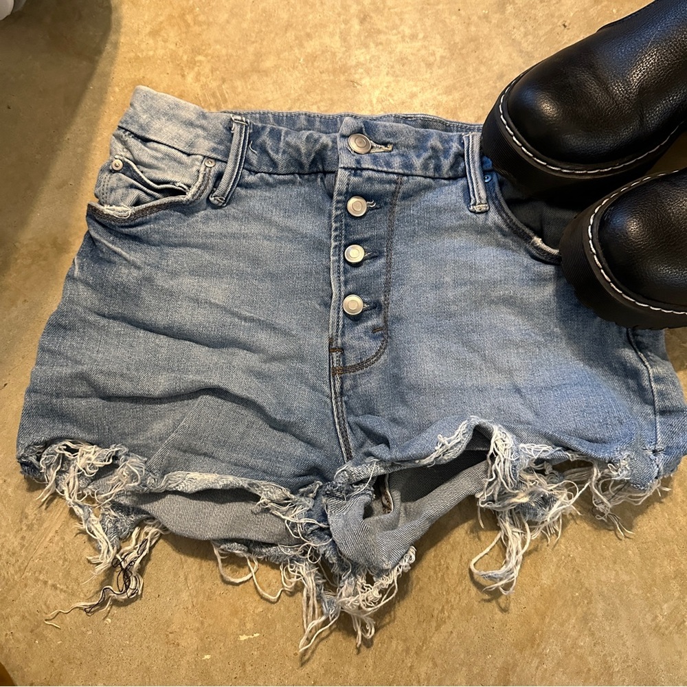 High-Rise cut off shorts.